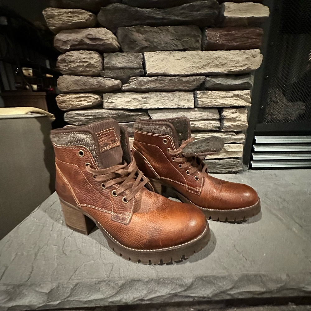 NWOT - Womens leather Bull Boxer Carmen boots size 10